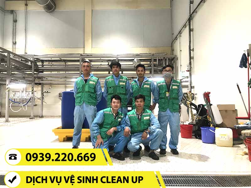 Nhân viên vệ sinh của Clean Up chuyên nghiệp, tận tâm và giàu kinh nghiệm