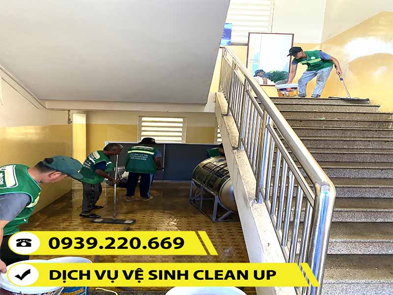 Nhân viên Clean Up tiến hành vệ sinh cầu thang sạch sẽ