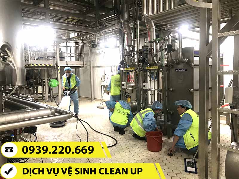 Nhân viên Clean Up sử dụng máy móc, hóa chất chuyên dụng để làm sạch