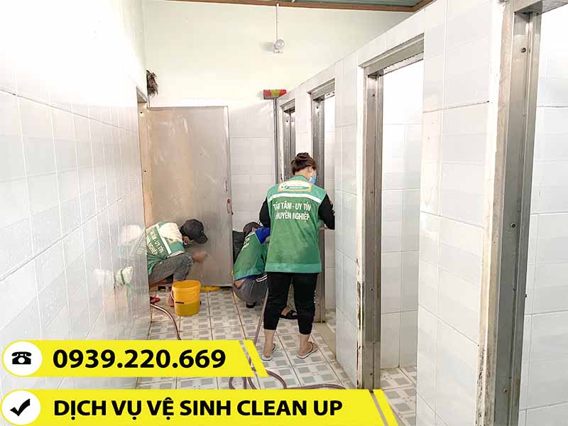 Liên hê ngay Clean Up để sử dụng dịch vụ vệ sinh tại Hóc Môn giá tốt nhất
