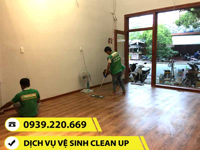 Nhân viên Clean Up sử dụng máy móc chuyên dụng về sạch sàn nhà