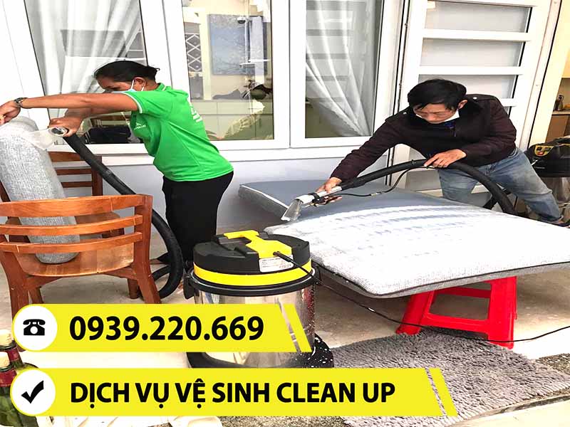 Nhân viên Clean Up vệ sinh đồ dùng nội thất trong nhà cẩn thận