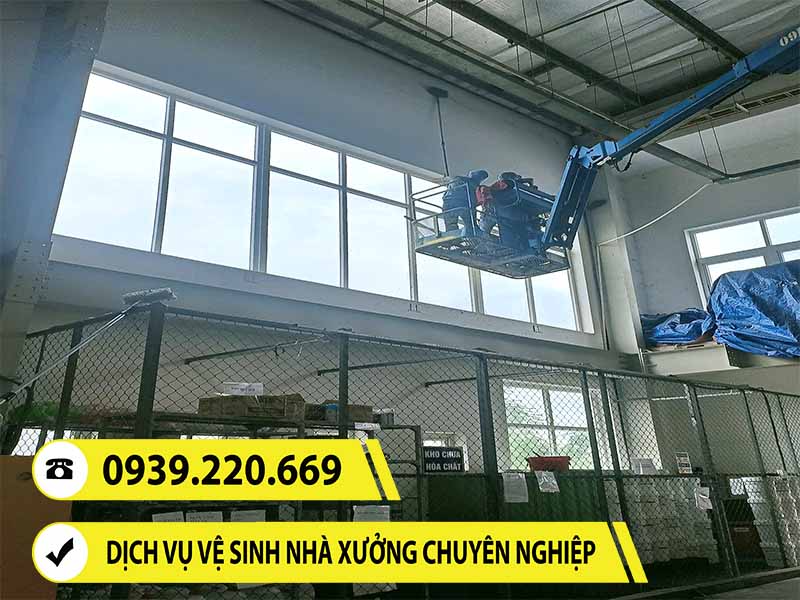 Dịch vụ vệ sinh quét bụi màng nhện nhà xưởng tại KCN Long Thành