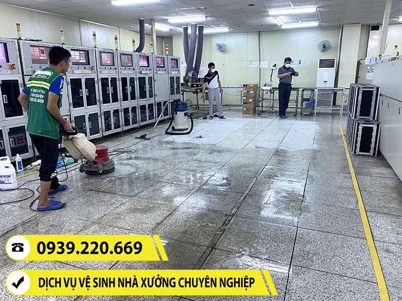Nhân viên Clean Up sử dụng thành thạo máy móc vệ sinh sàn nhà xưởng