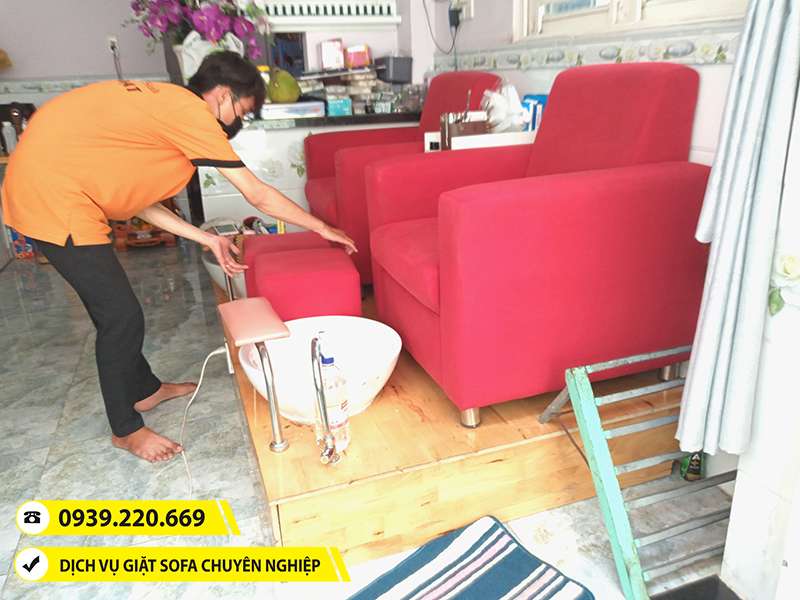 Ảnh thực tế Clean Up thi công dịch vụ giặt sofa tại nhà