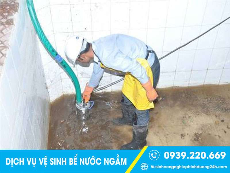 Thợ Clean Up xử lý cẩn thận bụi bẩn, cáu cặn tích tụ lâu ngày trong bể