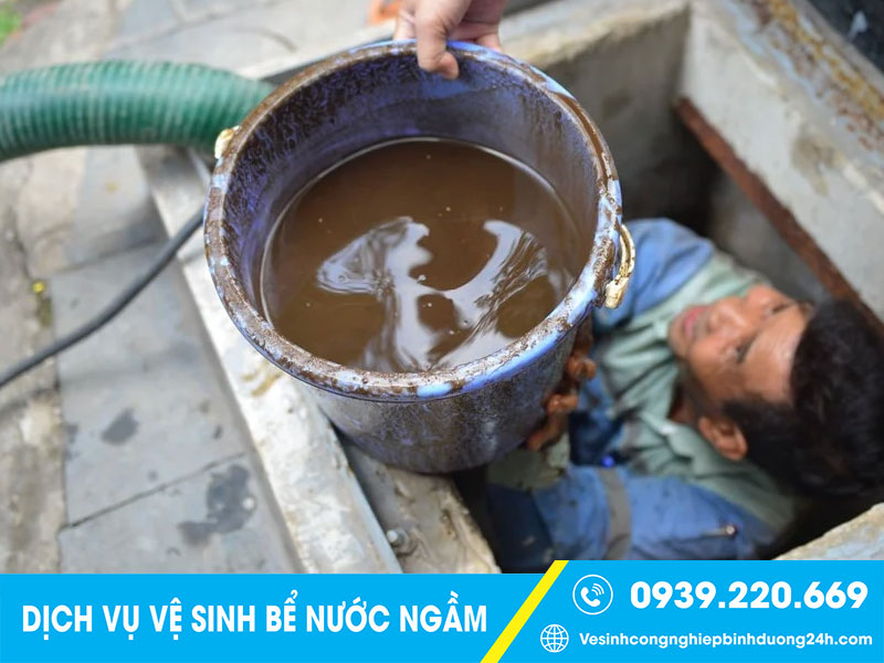 Vệ sinh, thau rửa bể chứa nước đòi hỏi người thực hiện có kinh nghiệm, máy móc hiện đại