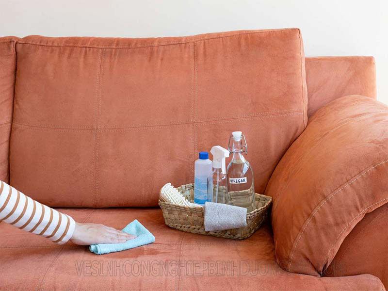 Lưu ý đến các chất tẩy rửa khi vệ sinh ghế sofa