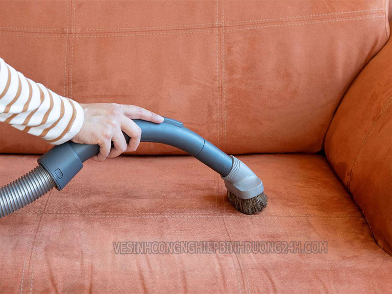Vệ sinh, bảo quản và làm sạch sofa nỉ vào mùa mưa bằng máy hút bụi