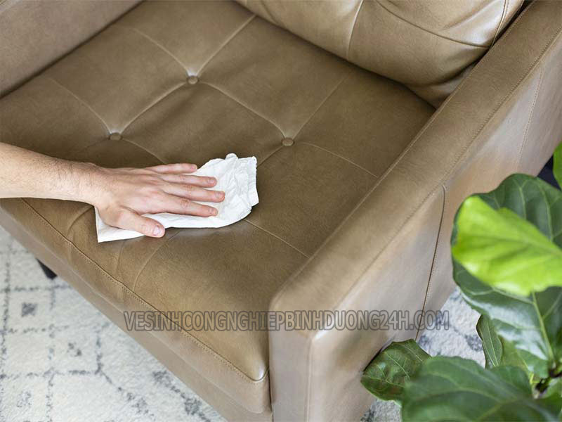 Dùng khăn mềm để vệ sinh, làm sạch sofa da