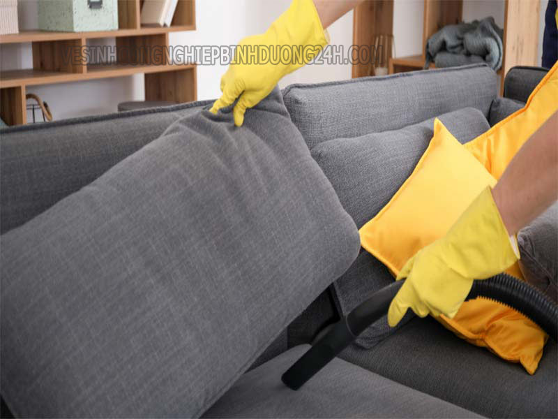 Bạn nên vệ sinh, làm sạch sofa tại nhà với vết bẩn mới, dễ xử lý