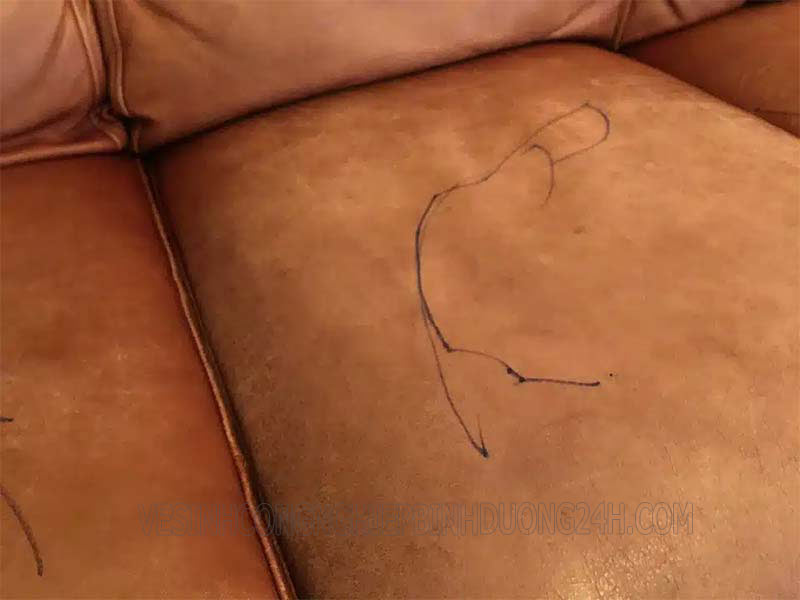 Vết mực bút bi trên sofa da làm mất thẩm mỹ