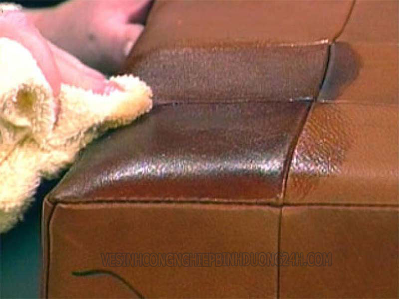 Lưu ý khi xử lý vết cafe bị đổ lên sofa da