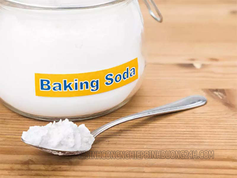 Bột baking soda cũng có tác dụng khử mùi hôi khó chịu trên sofa
