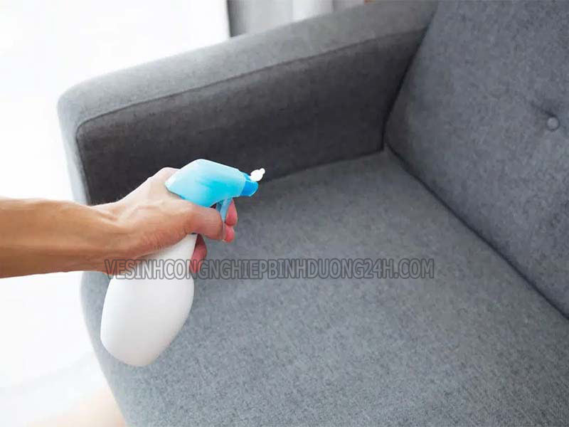 Sử dụng nước xịt mùi để loại bỏ mùi hôi khó chịu trên sofa
