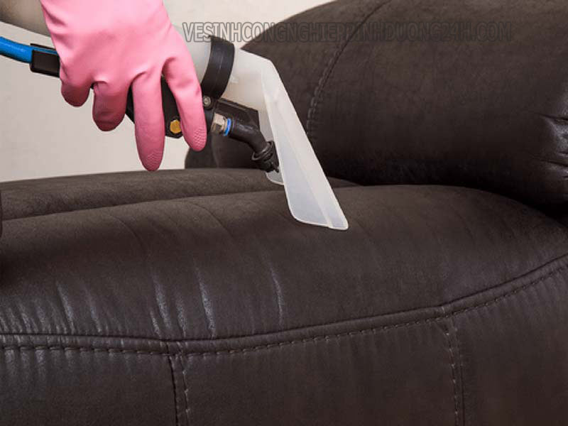 Sử dụng thiết bị chuyên dụng làm sạch sofa da