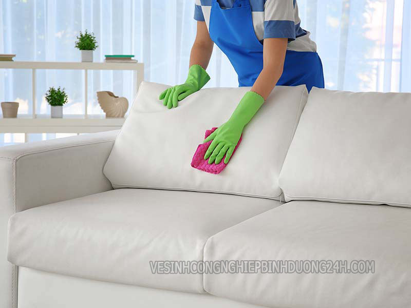 Không sử dụng chất tẩy mạnh khi vệ sinh, làm sạch sofa tại nhà