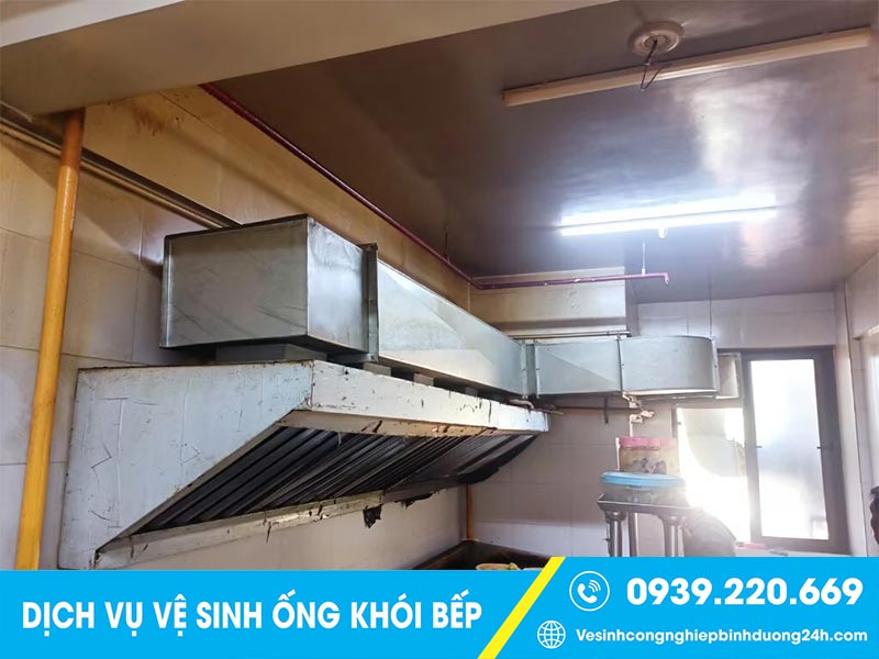 Clean Up triển khai vệ sinh hệ thống ống khói bếp cẩn thận từng bước