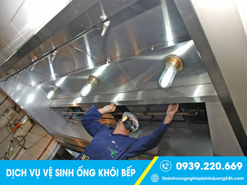 Vệ sinh hệ thống ống khói bếp, xử lý sạch sẽ cáu cặn, dầu mỡ, muội than tích tụ