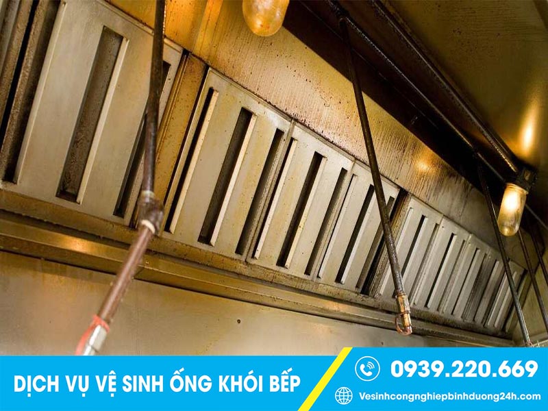 Cáu cặn, dầu mỡ tích tụ trong hệ thống ống khói bếp