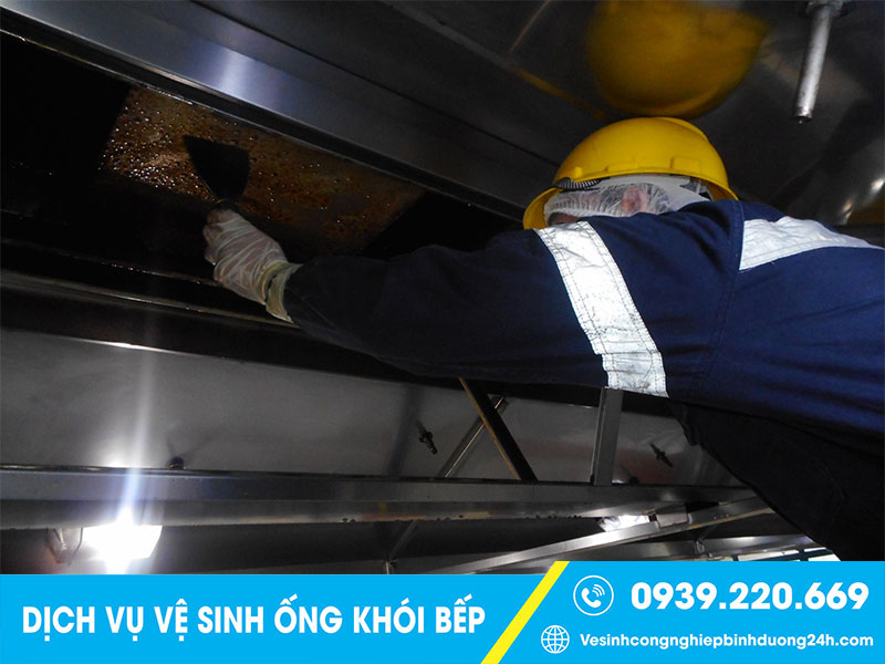 Vệ sinh hệ thống ống khói bếp theo quy trình bài bản, cẩn thận từng bước