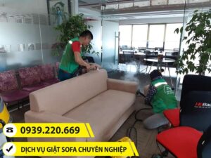Nhân viên Clean Up thi công dịch vụ giặt sofa tại Thủ Đức cam kết chất lượng