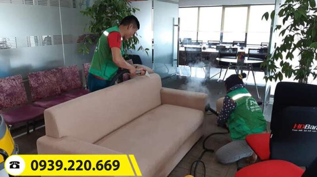 Nhân viên Clean Up thi công dịch vụ giặt sofa tại Thủ Đức cam kết chất lượng