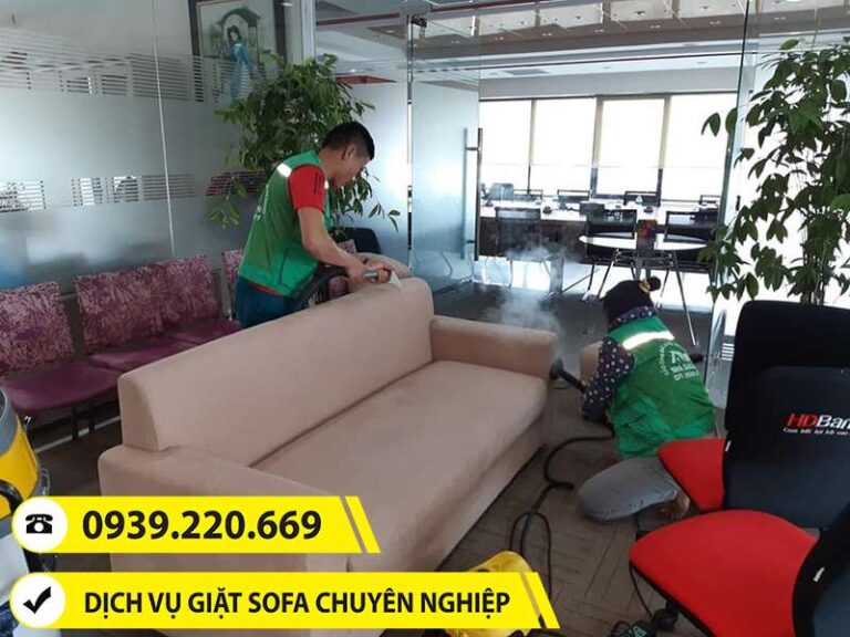 Nhân viên Clean Up thi công dịch vụ giặt sofa tại Thủ Đức cam kết chất lượng