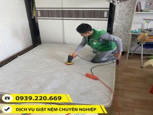 Nhân viên Clean Up cẩn thận vệ sinh, xử lý các vết bẩn cứng đầu trên nệm