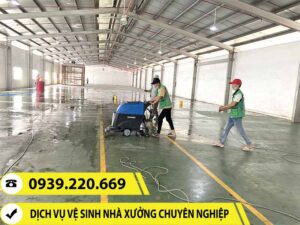 Nhân viên Clean Up sử dụng các loại máy móc vệ sinh nhà xưởng