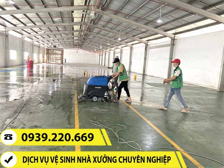 Nhân viên Clean Up sử dụng các loại máy móc vệ sinh nhà xưởng