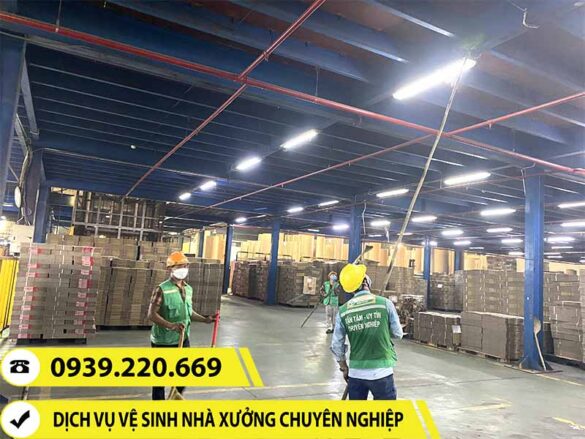 Nhân viên Clean Up đang vệ sinh, quét bụi màng nhện nhà xưởng