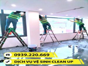 Nhân viên Clean Up vệ sinh kính cho công trình