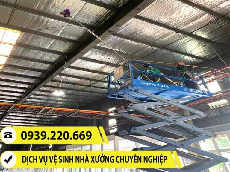 Ảnh thực tế nhân viên Clean Up vệ sinh, quét màng nhện nhà xưởng