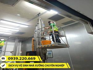 Ảnh thực tế nhân viên Clean Up vệ sinh quét màng nhện trần nhà xưởng
