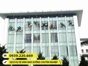 Ảnh thực tế nhân viên Clean Up vệ sinh nhà xưởng đảm bảo an toàn, hiệu quả