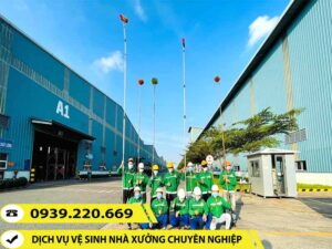 Đội ngũ nhân viên Clean Up chuẩn bị trước khi thực hiện công việc vệ sinh, quét màng nhện