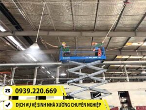 Nhân viên Clean Up sử dụng thiết bị chuyên dụng vệ sinh quét màng nhện nhà xưởng