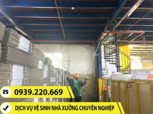 Ảnh thực tế nhân viên Clean Up đang vệ sinh quét màng nhện trên trần nhà xưởng