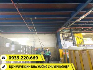 Ảnh thực tế nhân viên Clean Up vệ sinh, quét bụi màng nhện nhà xưởng