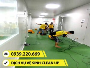 Nhân viên Clean Up sử dụng máy móc vệ sinh, làm sạch sàn cho nhà xưởng