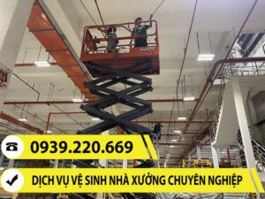 Ảnh thực tế nhân viên Clean Up sử dụng thiết bị chuyên dụng tiếp cận trần nhà xưởng 