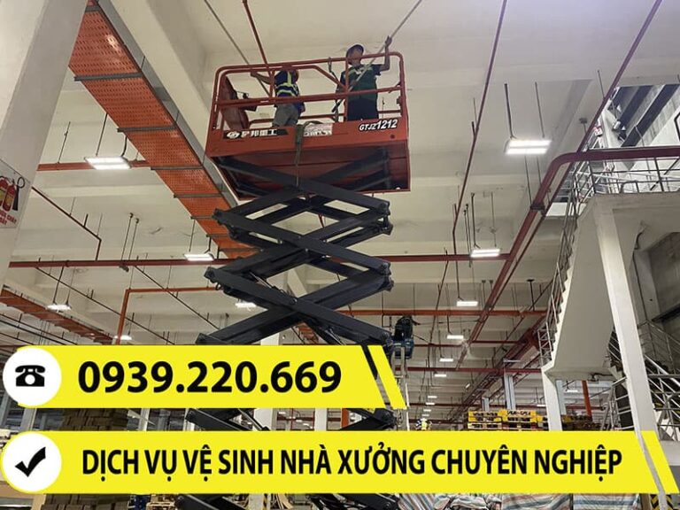 Ảnh thực tế nhân viên Clean Up sử dụng thiết bị chuyên dụng tiếp cận trần nhà xưởng 