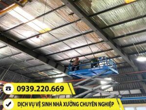 Nhân viên Clean Up sử dụng thiết bị chuyên dụng hỗ trợ thực hiện quét màng nhện nhà xưởng