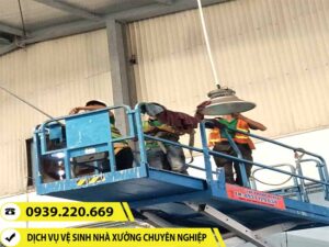 Nhân viên Clean Up sử dụng các thiết bị chuyên dụng quét màng nhện nhà xưởng