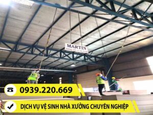 Nhân viên Clean Up cẩn thận, vệ sinh quét màng nhện nhà xưởng
