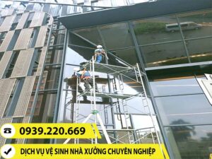 Trần nhà xưởng được nhân viên Clean Up sử dụng các loại máy móc thiết bị chuyên dụng để hỗ trợ