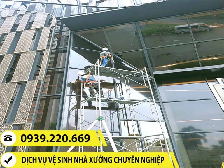 Trần nhà xưởng được nhân viên Clean Up sử dụng các loại máy móc thiết bị chuyên dụng để hỗ trợ