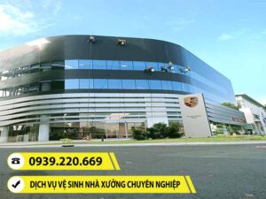 Ảnh thực tế nhân viên Clean Up đang vệ sinh kính cho đơn vị