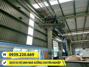 Ảnh thực tế nhân viên Clean Up vệ sinh, quét màng nhện nhà xưởng